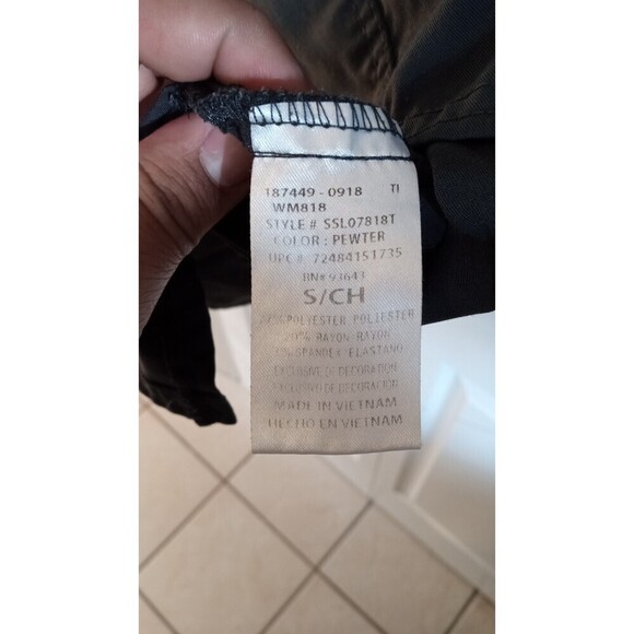 Two basic scrub tops Maroon and Grey tops - Picture 10 of 10